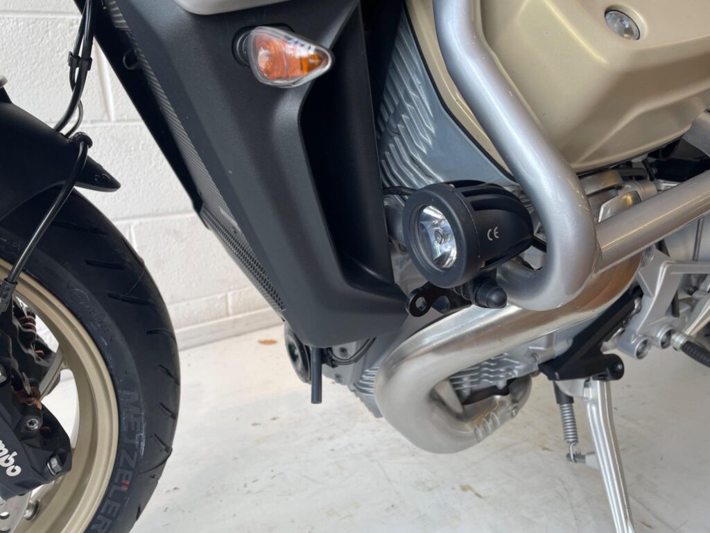 2023 Moto Guzzi V100 Mandello