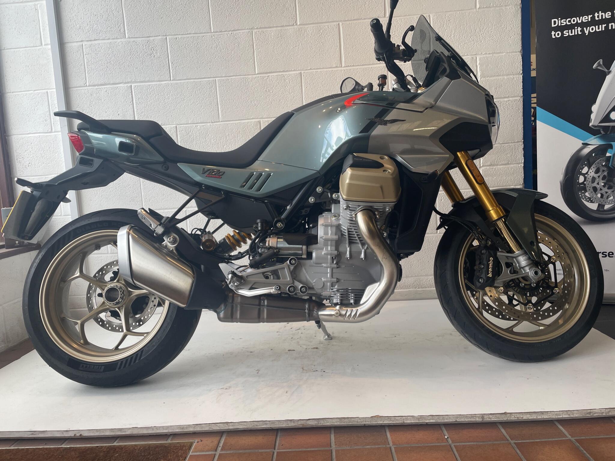 2025 Moto Guzzi V100 Mandello