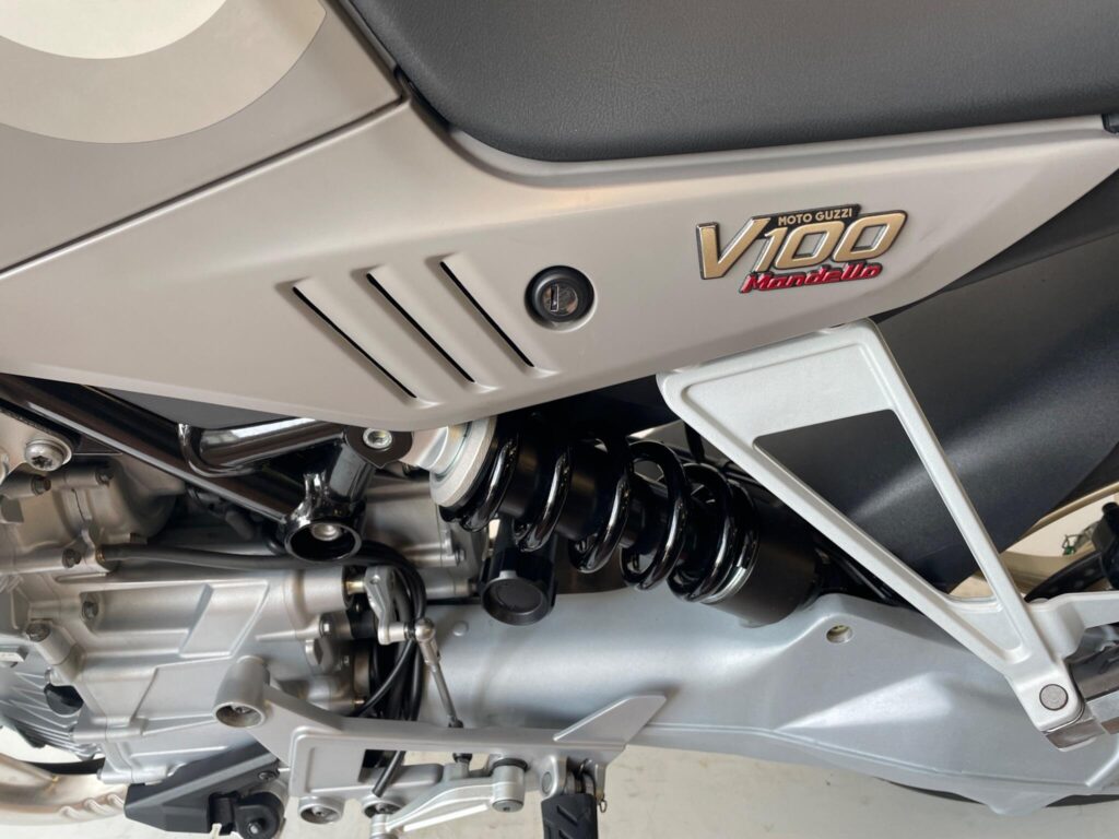 2023 Moto Guzzi V100 Mandello